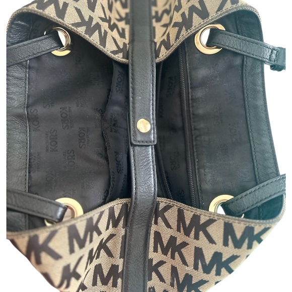 - Michael Kors Jet Set Block Canvas Large Tote - Picture 3 of 11